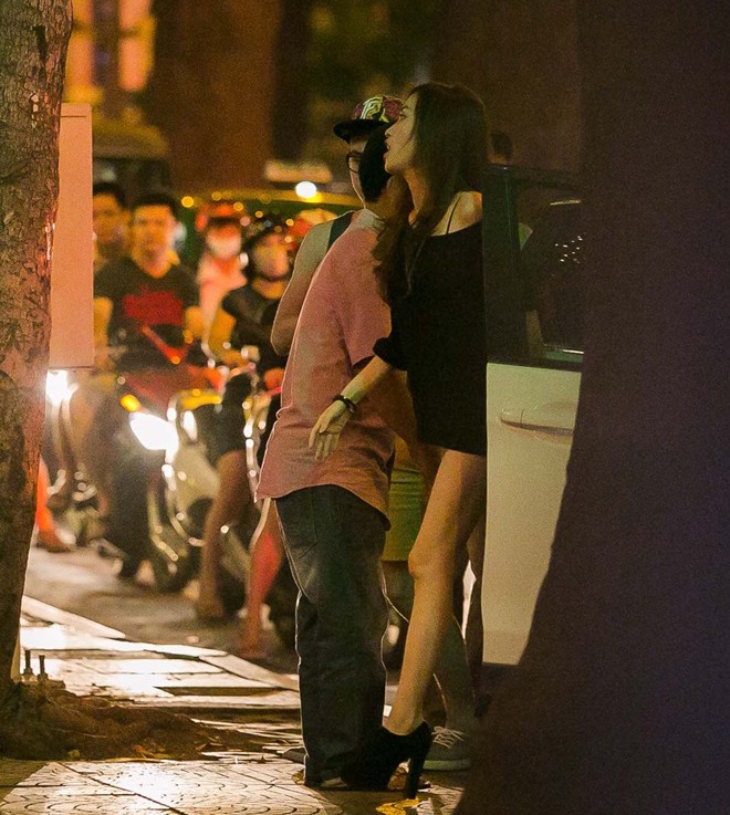 Vài ngày trước, cặp đôi Trấn Thành – Mai Hồ gây bất ngờ khi công khai chuyện tan vỡ tình cảm khiến người hâm mộ không khỏi tiếc nuối. Tối khuya ngày 12/5, Mai Hồ bị bắt gặp khi có buổi gặp gỡ, ăn tối cùng những người bạn thân. Trong ảnh, hot girl bước xuống từ xe ô-tô của một người bạn. Trông cô khá tự tin và vui vẻ.