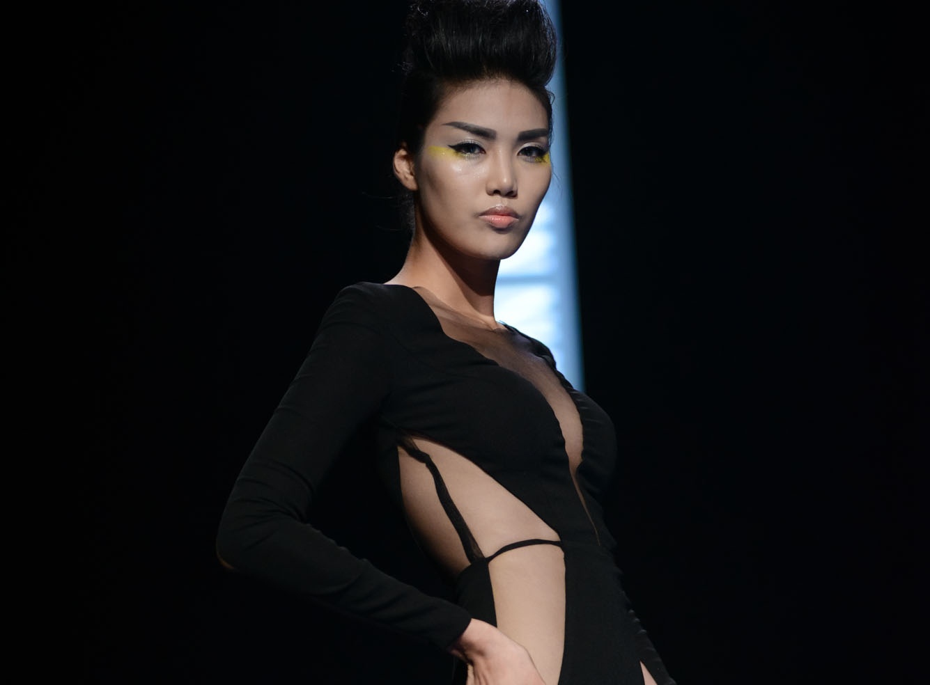 Lan Khue dien vay cut-out xuyen thau khoe hong tao bao hinh anh