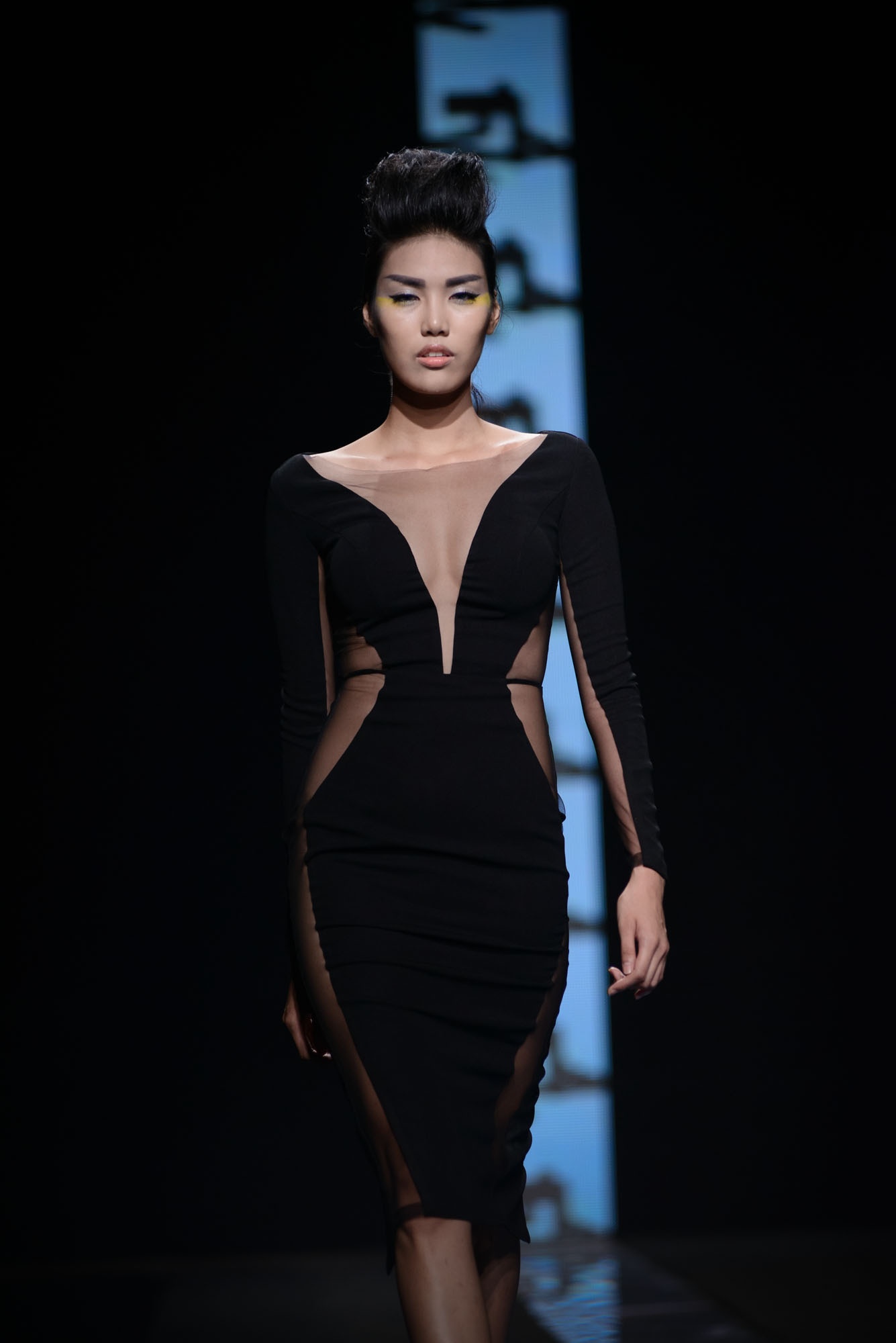 Khoảng hở là chữ V sâu hút tại thân áo rất cá tính và không kém phần quyến rũ.