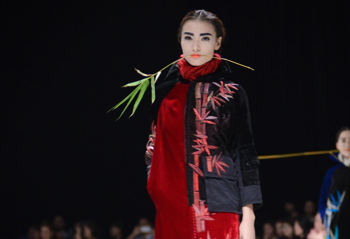 Hong Que ngam la tre khi dien thoi trang hinh anh