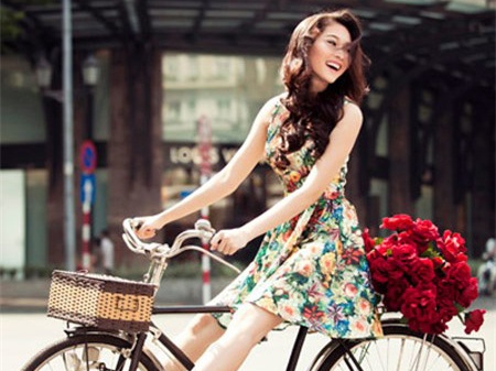 My nhan Viet va phong cach thoi trang cung xe dap hinh anh