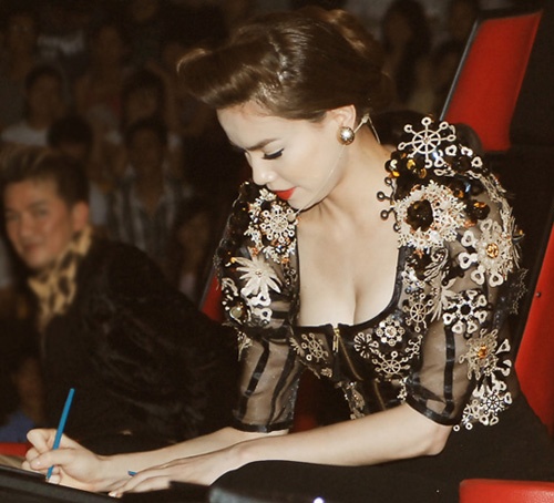 Top 5 gu thoi trang tren ghe nong anh huong showbiz Viet hinh anh