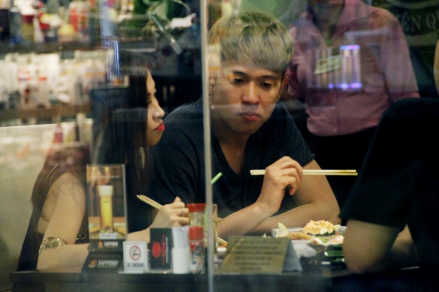 Tinh cu Tran Thanh di choi dem sau on ao co chong con hinh anh