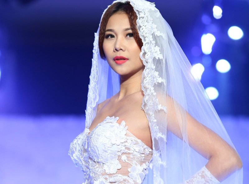 Thanh Hang dien vay cuoi xuyen thau tren san dien hinh anh