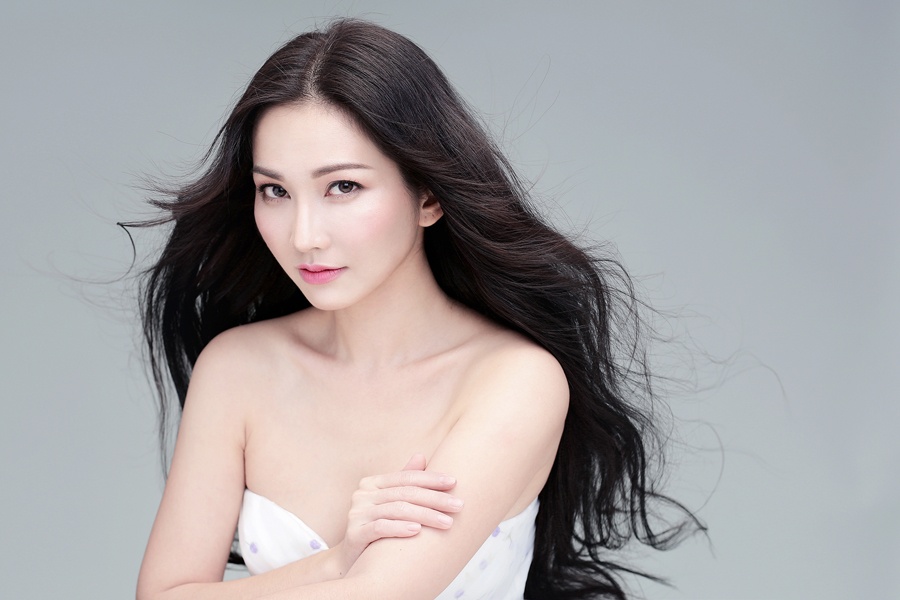 Kim Hien khoe vai tran goi cam truoc ngay cuoi hinh anh