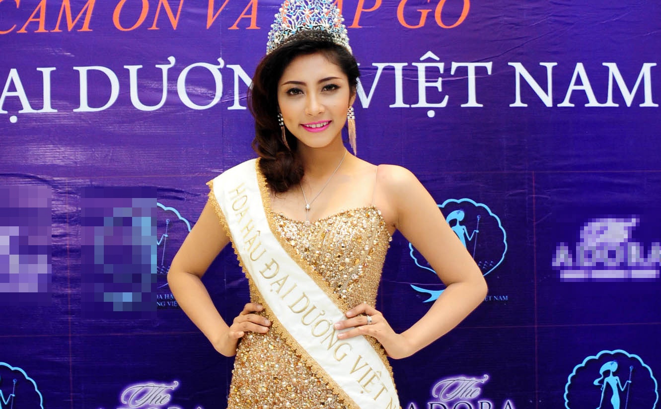 Tan Hoa hau Dai duong goi cam voi vay anh vang xuyen thau hinh anh