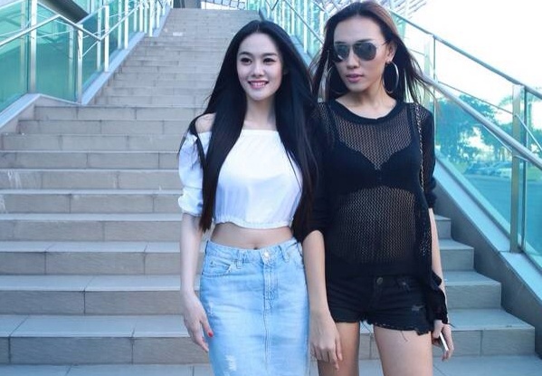 Linh Chi dien ao ho eo khi gap e-kip Dem hoi chan dai hinh anh