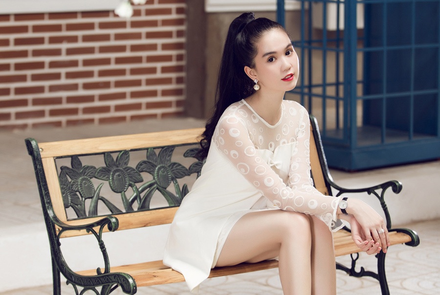 Ngoc Trinh dien dam tron khoe da trang, dang xinh hinh anh