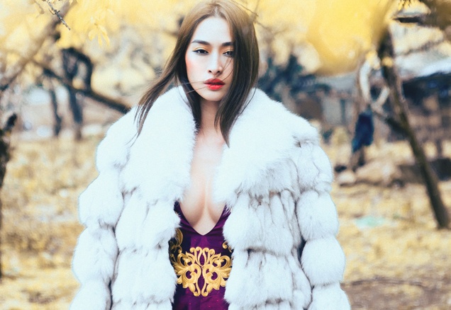 Quynh Thy khoac ao long chup hinh giua mua he hinh anh