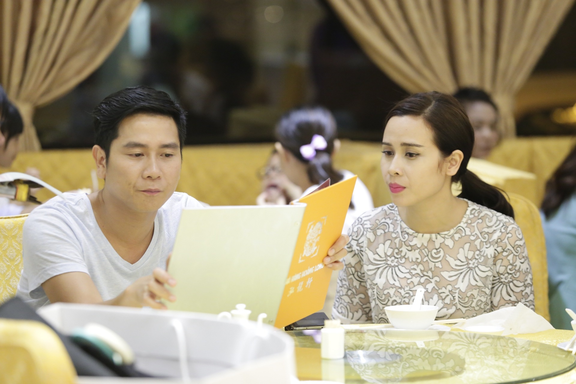 Vo chong Luu Huong Giang an khuya sau dem dau The Voice Kids hinh anh