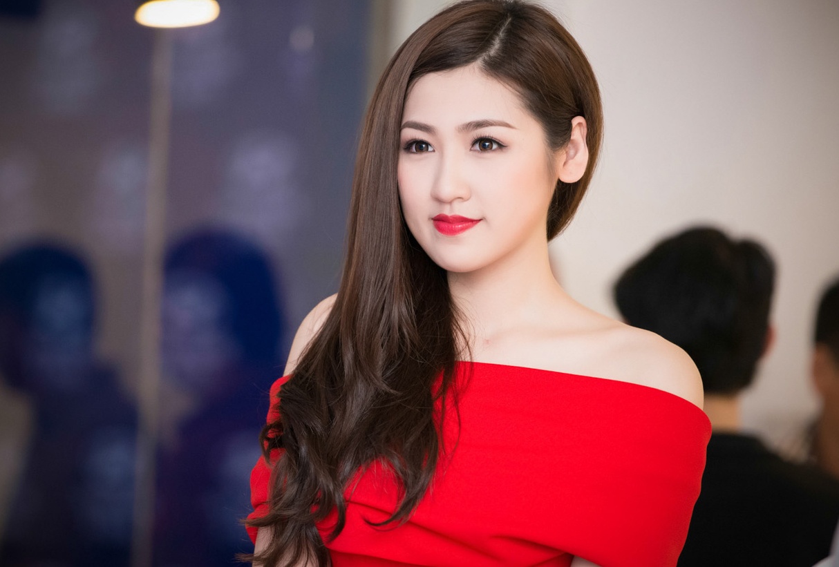 A hau Tu Anh vai tran goi cam di su kien hinh anh