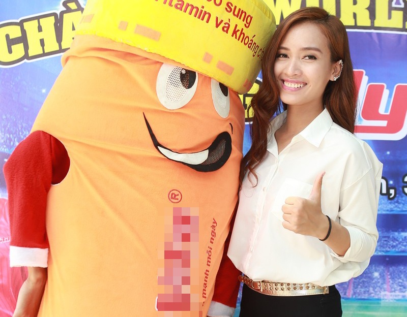 Ai Phuong mac so mi don gian di su kien hinh anh