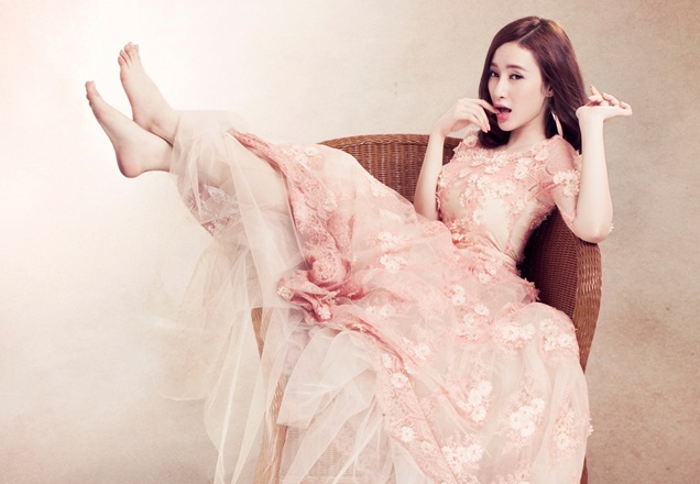 Angela Phuong Trinh dien vay da hoi ren mau nude goi cam hinh anh