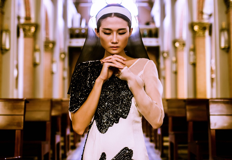 Kha My Van chup anh thoi trang trong nha tho hinh anh