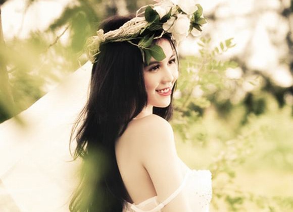 My nhan Viet chuong trao luu deo vong hoa thien than hinh anh