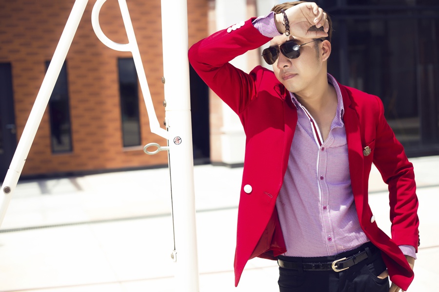 Tac gia 'Anh khong doi qua' dien vest lam quy ong lich lam hinh anh