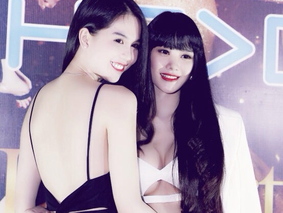 Ngoc Trinh khoe tron lung tran goi cam trong dem tiec hinh anh