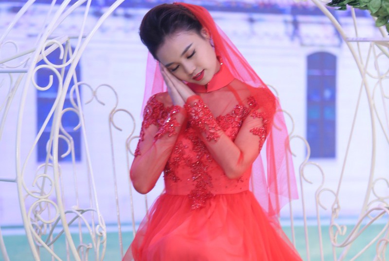 Lua cua 'Vua di vua khoc' mac ao cuoi xuyen thau goi cam hinh anh