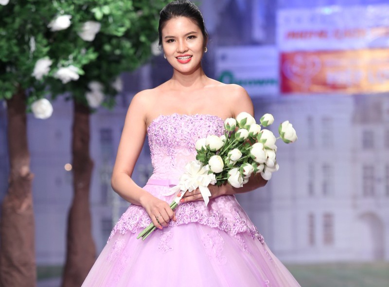 'Gai que' Le Thi Phuong dien ao cuoi vai tran quyen ru hinh anh