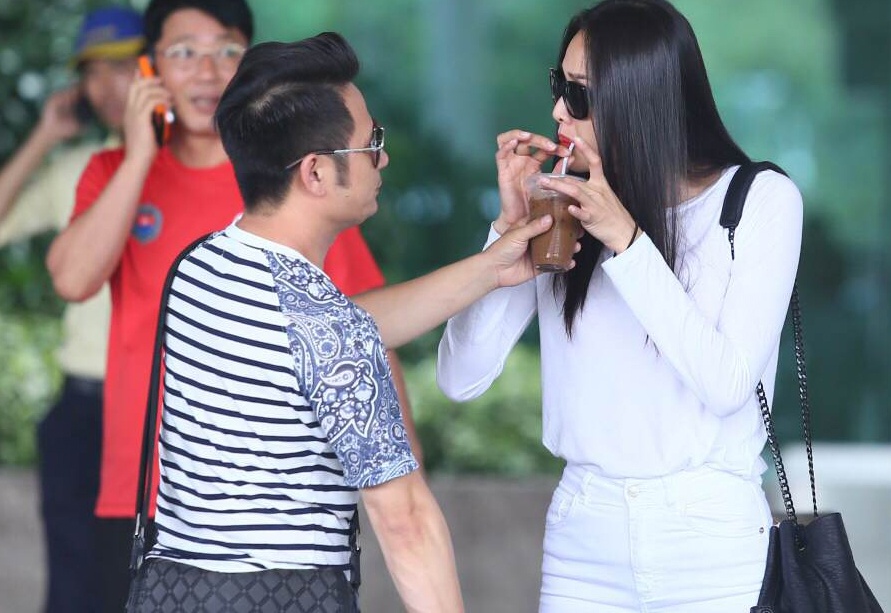 Bang Kieu cham soc ban gai chan dai giua san bay hinh anh