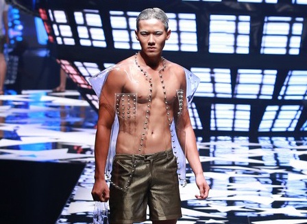 Mau nam mac ao trong suot khoe co bung 6 mui hinh anh