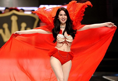 Nhung vu anh nude, mua cot khien Dem hoi chan dai lao dao hinh anh