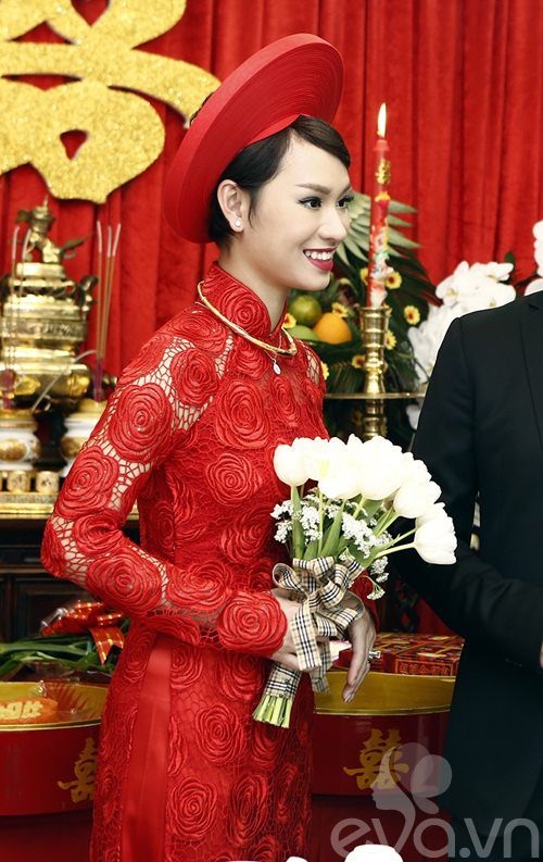 Trà My vô cùng xinh đẹp và rạng rỡ trong ngày lễ ăn hỏi của mình.