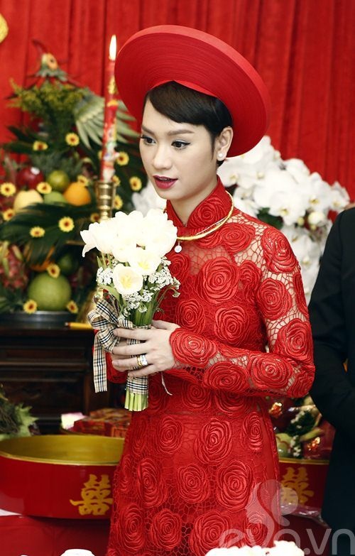 Nữ ca sỹ diện một chiếc áo dài được làm từ chất liệu ren nổi với điểm nhấn là những bông hồng được thêu rất tinh tế.