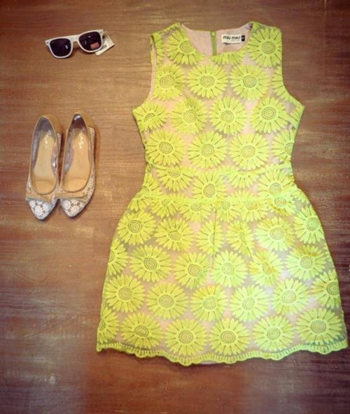 Váy ren xuyên thấu, hở vừa đủ để tạo nên sự gợi cảm chứ không hề phản cảm