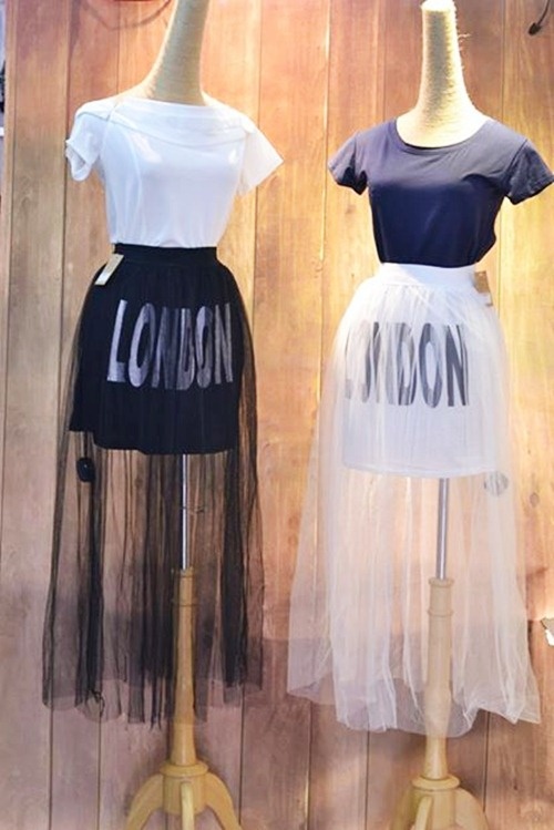 Chân váy xuyên thấu 190 ngàn tại một shop ở Phạm Ngọc Thạch (HN).