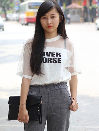 Mẫu áo xuyên thấu giá 120 ngàn đồng gặp trên phố nhiều nhất năm nay.