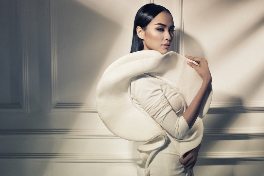 Diem Huong sac lanh voi tong mau den trang hinh anh