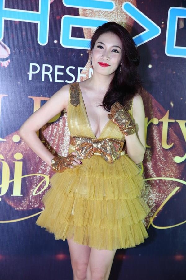 Tham dự buổi tiệc trước Đêm hội chân dài 8, nữ ca sĩ Pha Lê diện bộ đầm kiểu dáng xếp tầng lỗi mốt, điểm nhấn thắt lưng và phụ kiện găng tay thừa thải. Bộ cánh còn bị ví von là có chất liệu vải tựa giấy gói quà, bóng sáng quá mức cần thiết.