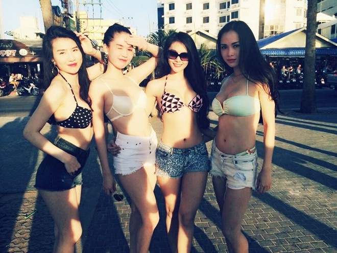 Ngoc Trinh va dan nguoi mau nhay sexy hinh anh