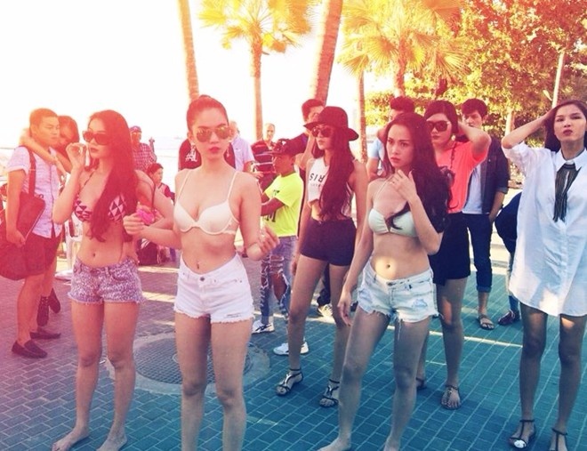 Tron clip Ngoc Trinh cung dan nguoi dep nhay sexy tren bien hinh anh