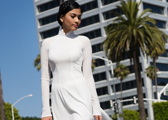 Truong Thi May nen na ao dai trang tren duong pho My hinh anh