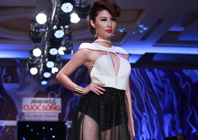 Diem My dien ao xe nguc va vay xuyen thau dien thoi trang hinh anh