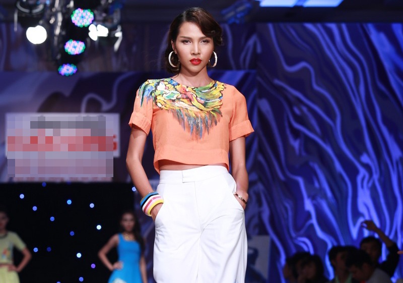 Minh Trieu dien ao hoa tiet tren san catwalk hinh anh