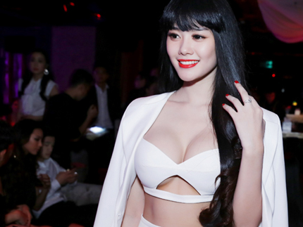 Linh Chi: 'Nang nguc dep de phuc vu khan gia' hinh anh