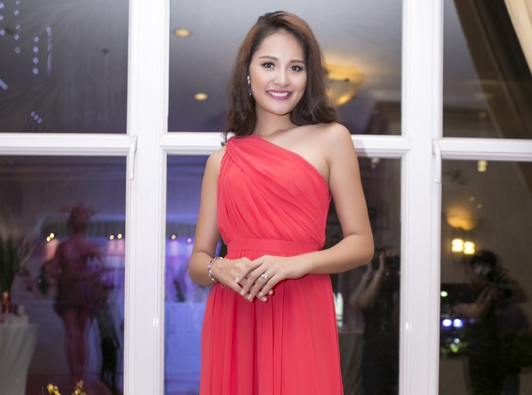 Hoa hau Huong Giang moi tim, vai tran goi cam di tiec hinh anh