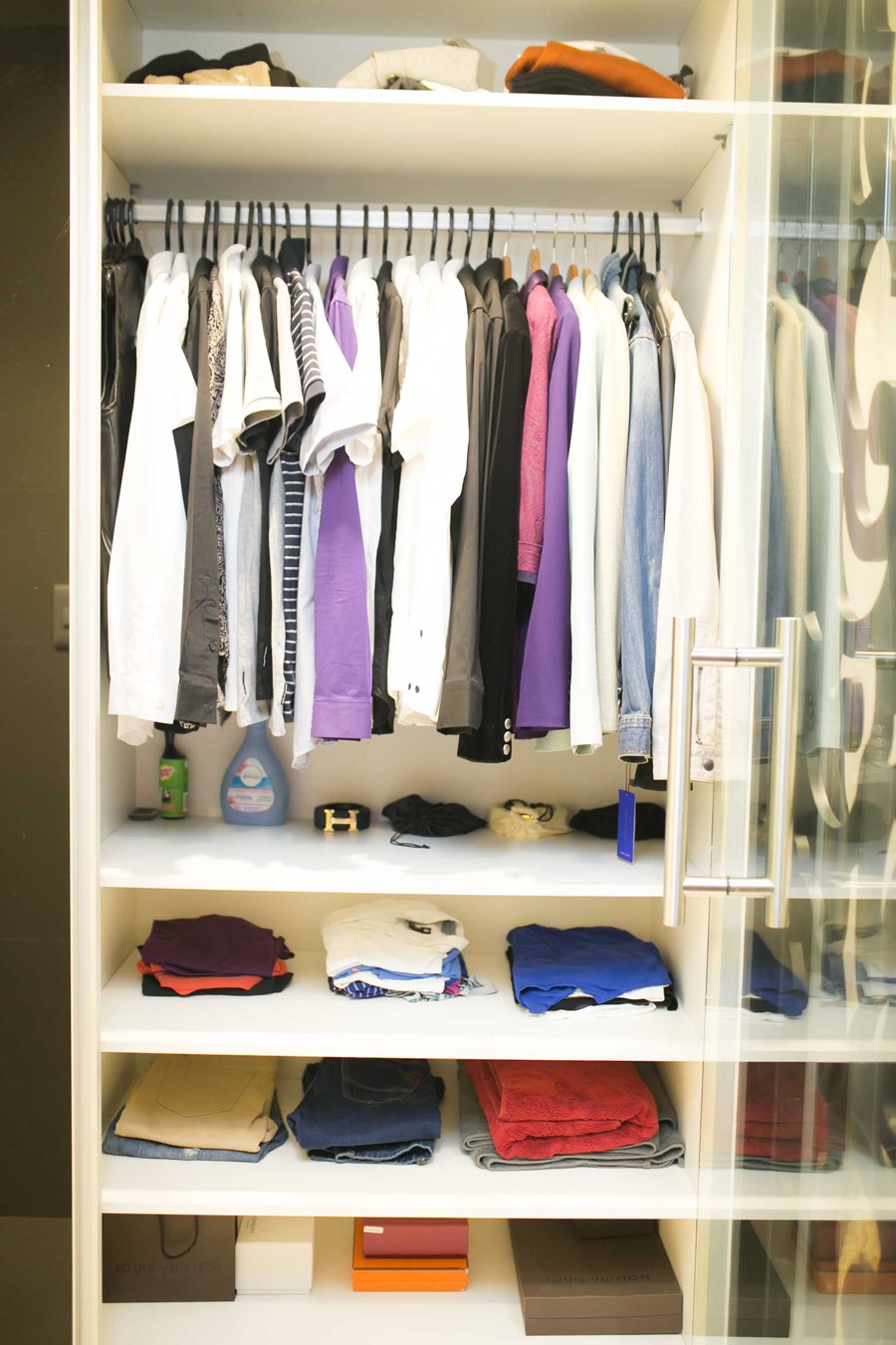 Phong cách đời thường của Lê Hoàng khá đơn giản với áo thun và sơ-mi màu trung tính hoặc tối màu. Khi lên sân khấu hoặc gặp gỡ cánh truyền thông, người hâm mộ, anh khoác thêm áo vest cho thêm phần trịnh trọng, lịch lãm. 