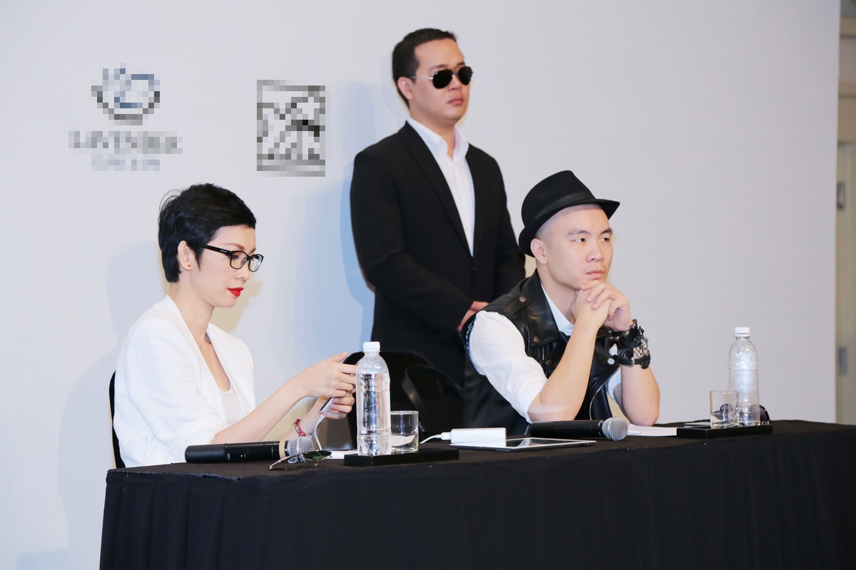 Trên bàn tuyển chọn, cặp đôi làm việc chăm chú, quan sát kỹ từng người mẫu tham dự buổi casting. Trong khi đó, vệ sĩ riêng của Đỗ Mạnh Cường luôn đứng phía sau bảo vệ thân chủ. 