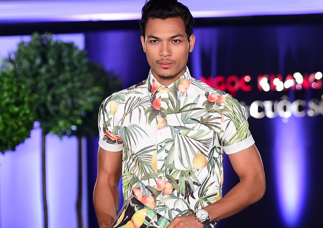 Ao hoa tiet trai cay tuoi vui cho chang tu tin xuong pho hinh anh