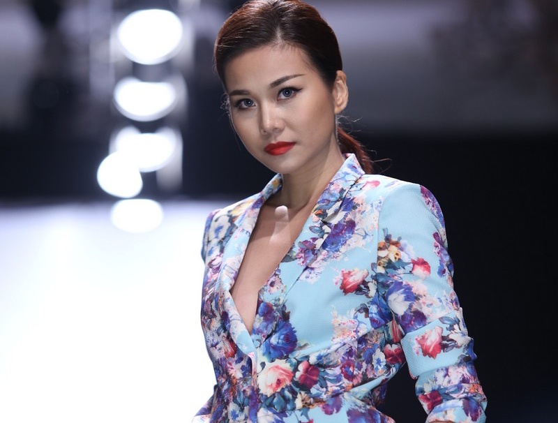 Thanh Hang khoe nguc day voi vest hoa xe sau hinh anh