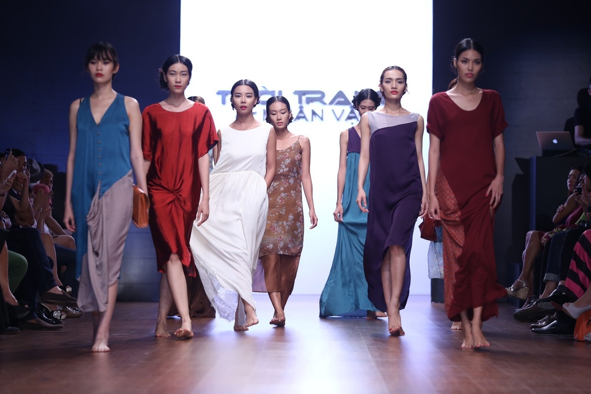 Nguoi mau Viet dong loat di chan tran len san dien hinh anh