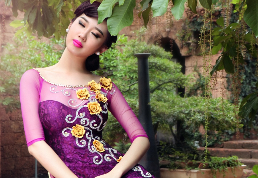 Thuy Ngan dien ao dai ren xuyen thau hinh anh
