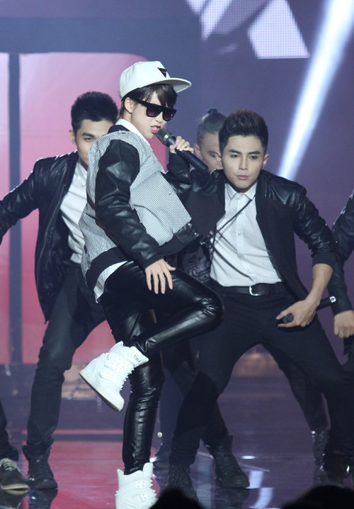 Hình ảnh tomboy nhận được nhiều lời khen của Khởi My trên sân khấu Gương mặt thân quen.