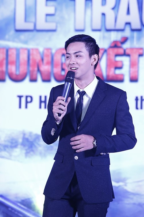 Hoài Lâm biểu diễn trong một sự kiện tối qua.