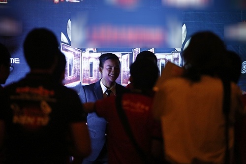 Anh được người hâm mộ vây quanh sau khi xuống sân khấu.