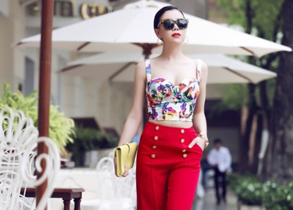 Tra Ngoc Hang dien ao crop-top khoe eo thon khi dao pho hinh anh